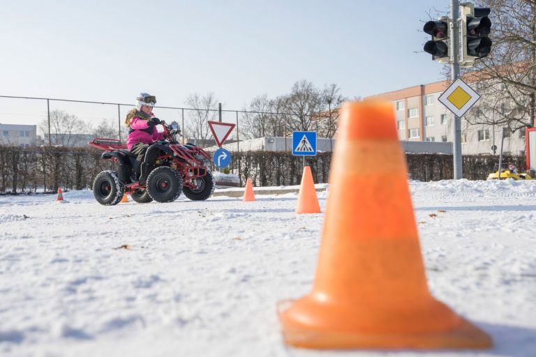 Kiddi-Car Kinderverkehrstraining Kiddi-Car: das Winter-Event nahe München - sicher mit 2G+ 1 Kind auf Kinderquad im Schnee