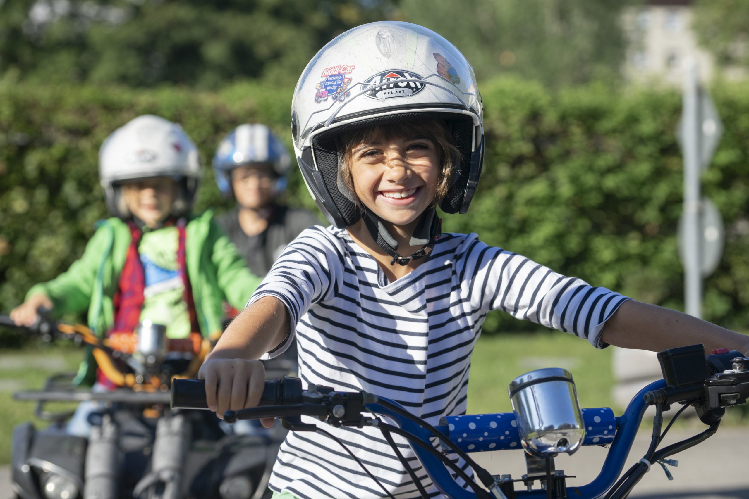 Kiddi-Car Kinderverkehrstraining Muttertag bei Kiddi-Car am 14.05.2023 1 Mädchen sitzt auf Quad und lächelt