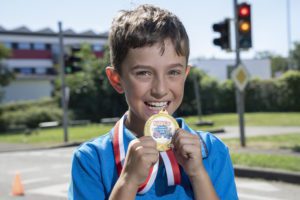 Kiddi-Car Kinderverkehrstraining Kinder-Medaille (gold) 1 Kind mit goldener Medaille vor Ampel