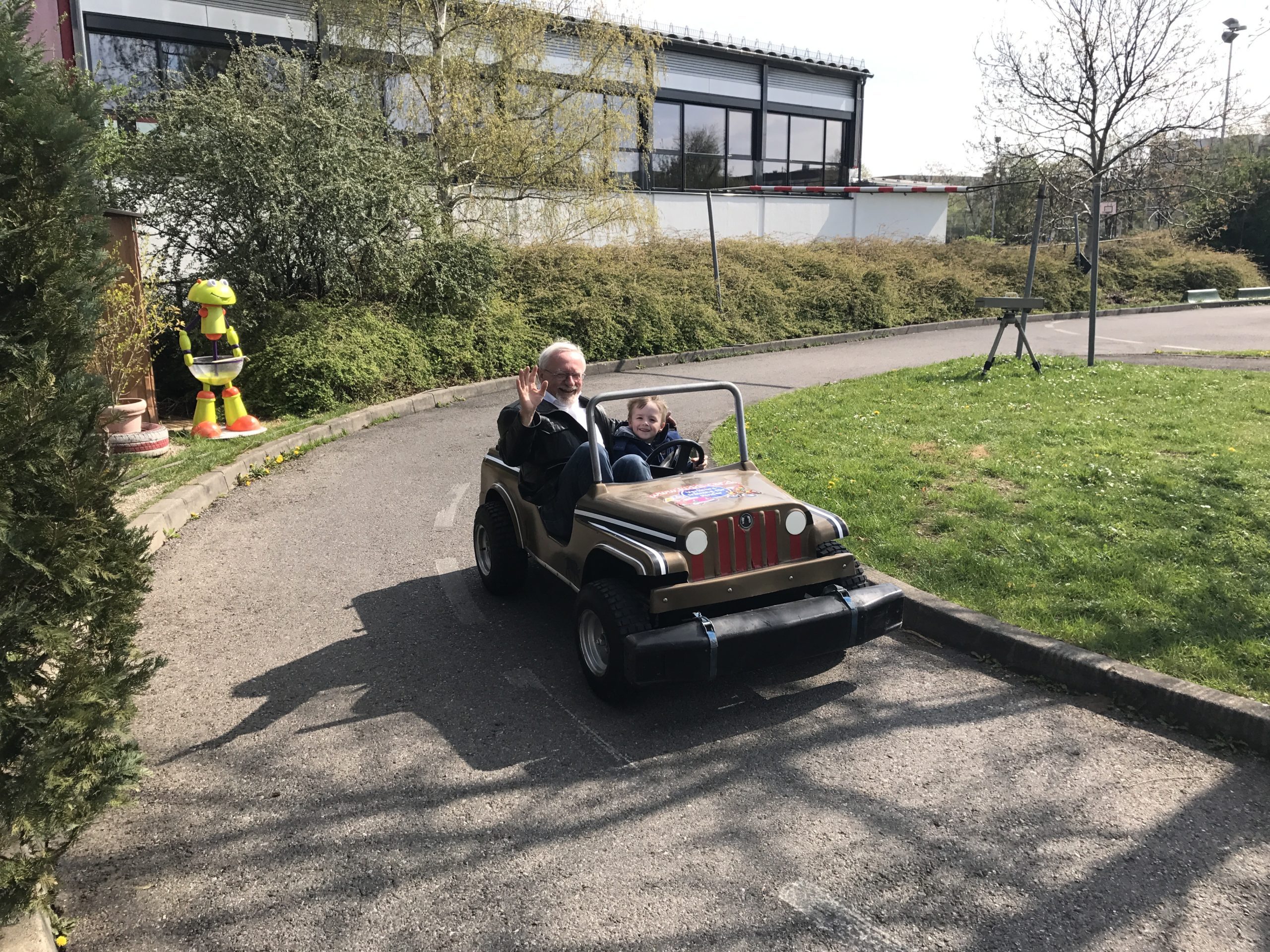 Kiddi-Car Kinderverkehrstraining Meinungen 1 Kiddi-Car Quadfahren Opa und Enkel im Auto bei Kiddi Car scaled