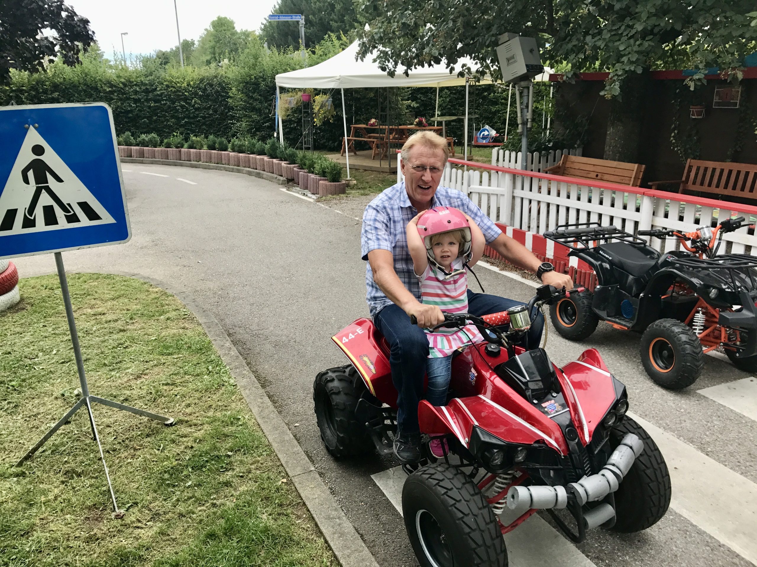 Kiddi-Car Kinderverkehrstraining Meinungen 3 Kiddi-Car Quadfahren Opa und Enkelin auf Quad bei Kiddi Car scaled