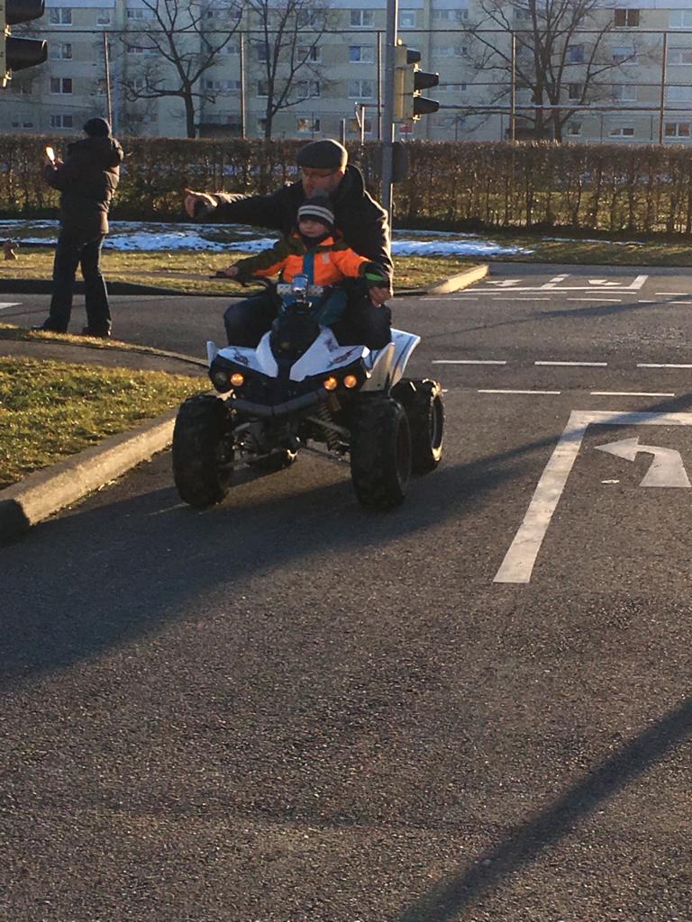 Kiddi-Car Kinderverkehrstraining Meinungen 2 Kiddi-Car Quadfahren Vater Sohn auf Quad bei Kiddi Car