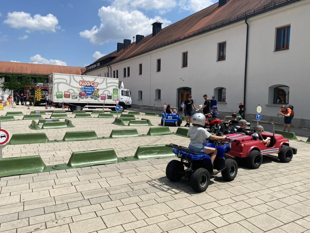 Kinder auf Kinderquads und Kinderautos im Klostehof Fürstenfeld