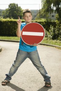 Kind auf Straße in Fürstenfeldbruck mit Durchfahrt verboten Schild