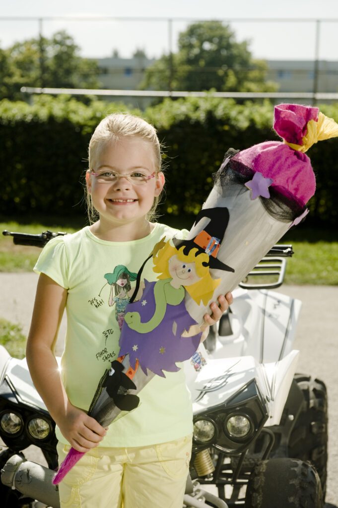 Kiddi-Car Kinderverkehrstraining Quad fahren 16 Kind mit Schultüte vor Kinderquad in Bayern